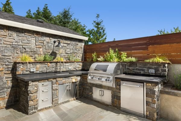 Outdoor Kitchen & Grills